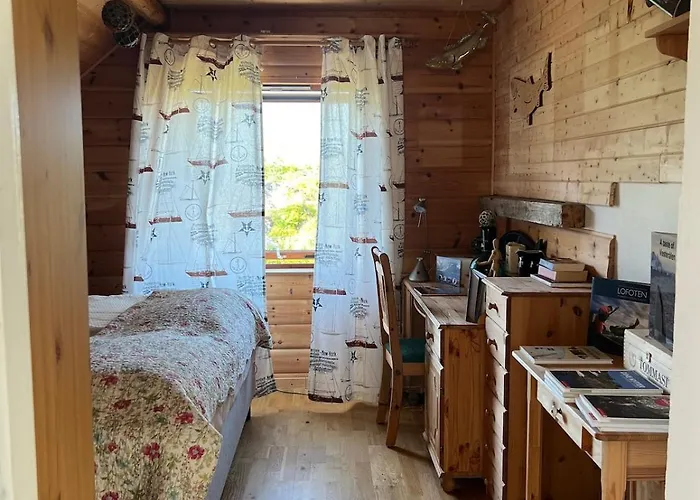 Charming Golden With Breathtaking Sea Views Moskenes